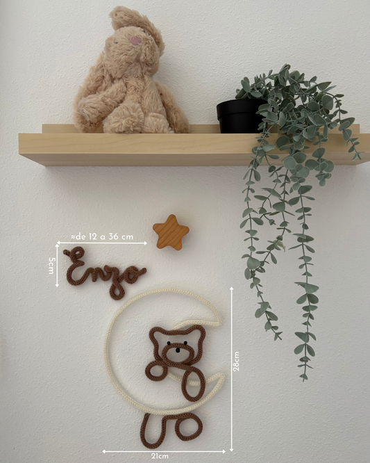 medidas decoración de lana osito con luna y nombre personalizado y puesta en escena con peluche de conejo y planta en leja
