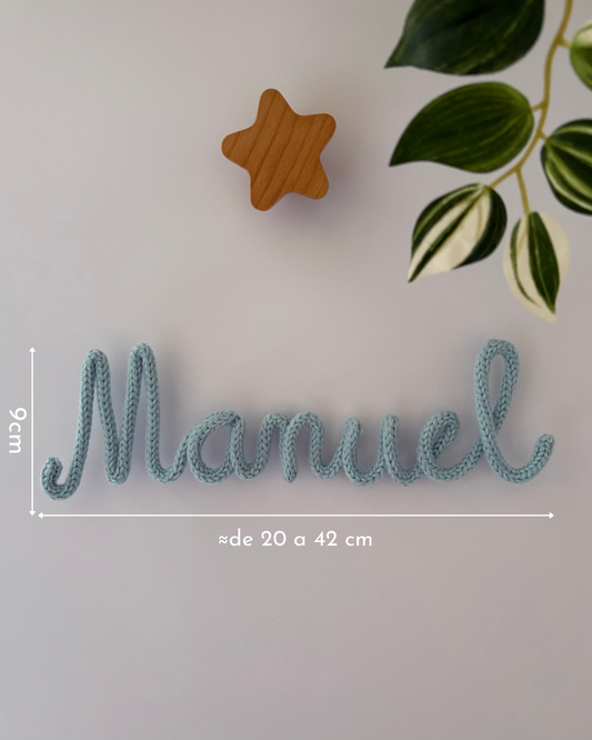 nombre personalizado infantíl en color azul con medidas tamaño grande con gancho estrella de madera y planta