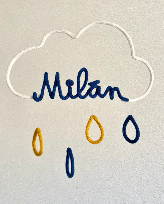 móvil decorativo de nube con gotas y nombre chico personalizado fondo pared blanca