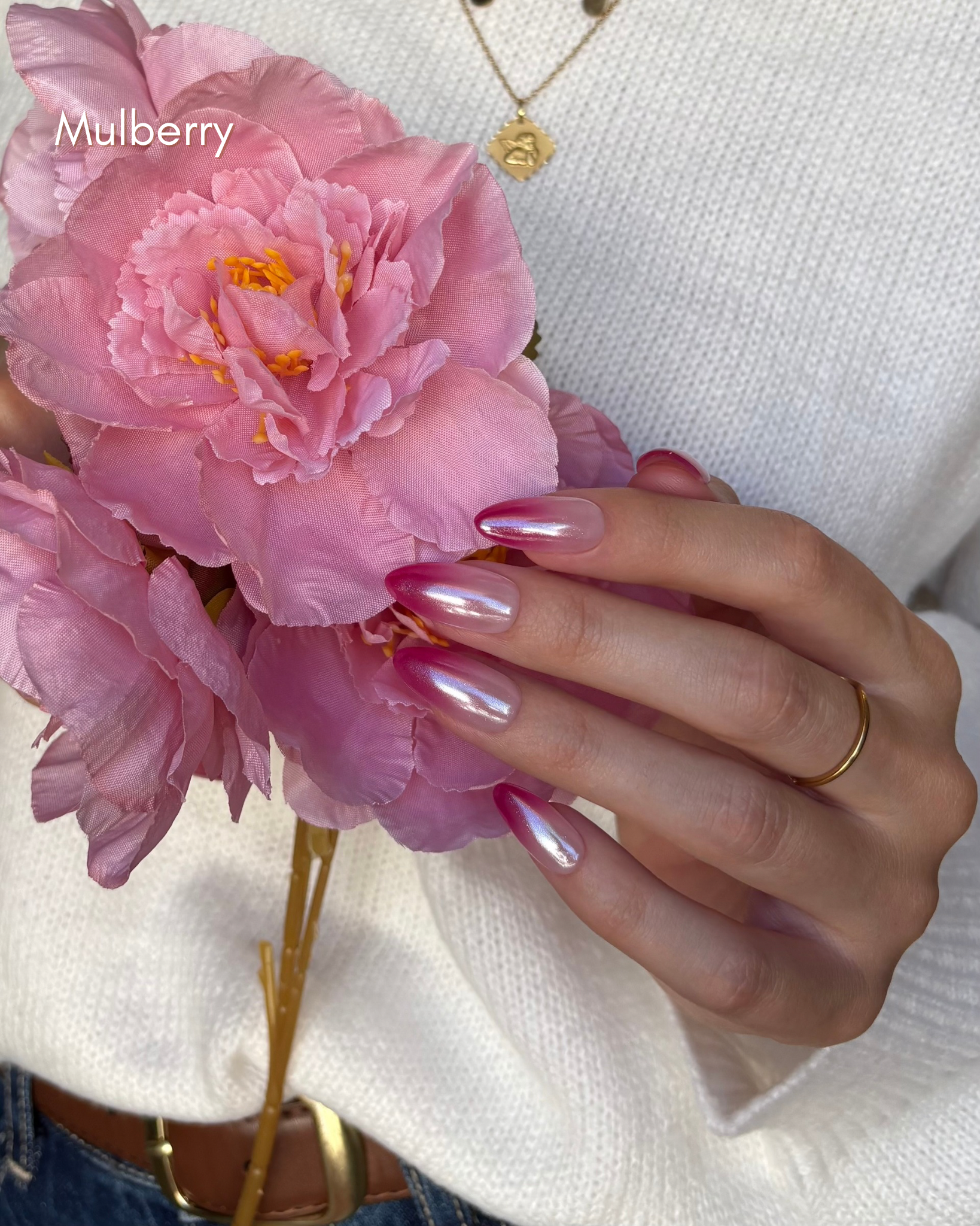 set de uñas press-on efecto glazed/aurora babyboomer en color  rosa muberry cogiendo unas flores rosas