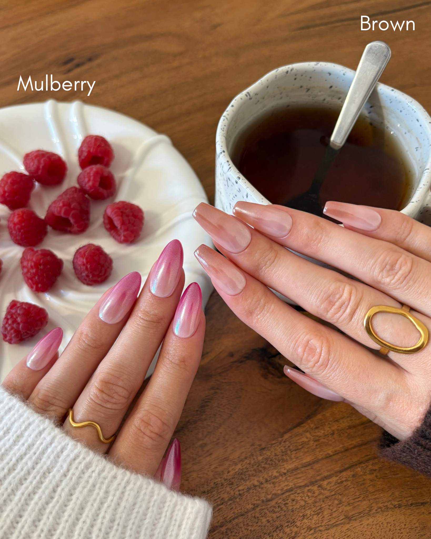 set de uñas press-on efecto glazed/aurora babyboomer en color marrón o rosa muberry a elegir con fondo taza de café y frambuesas