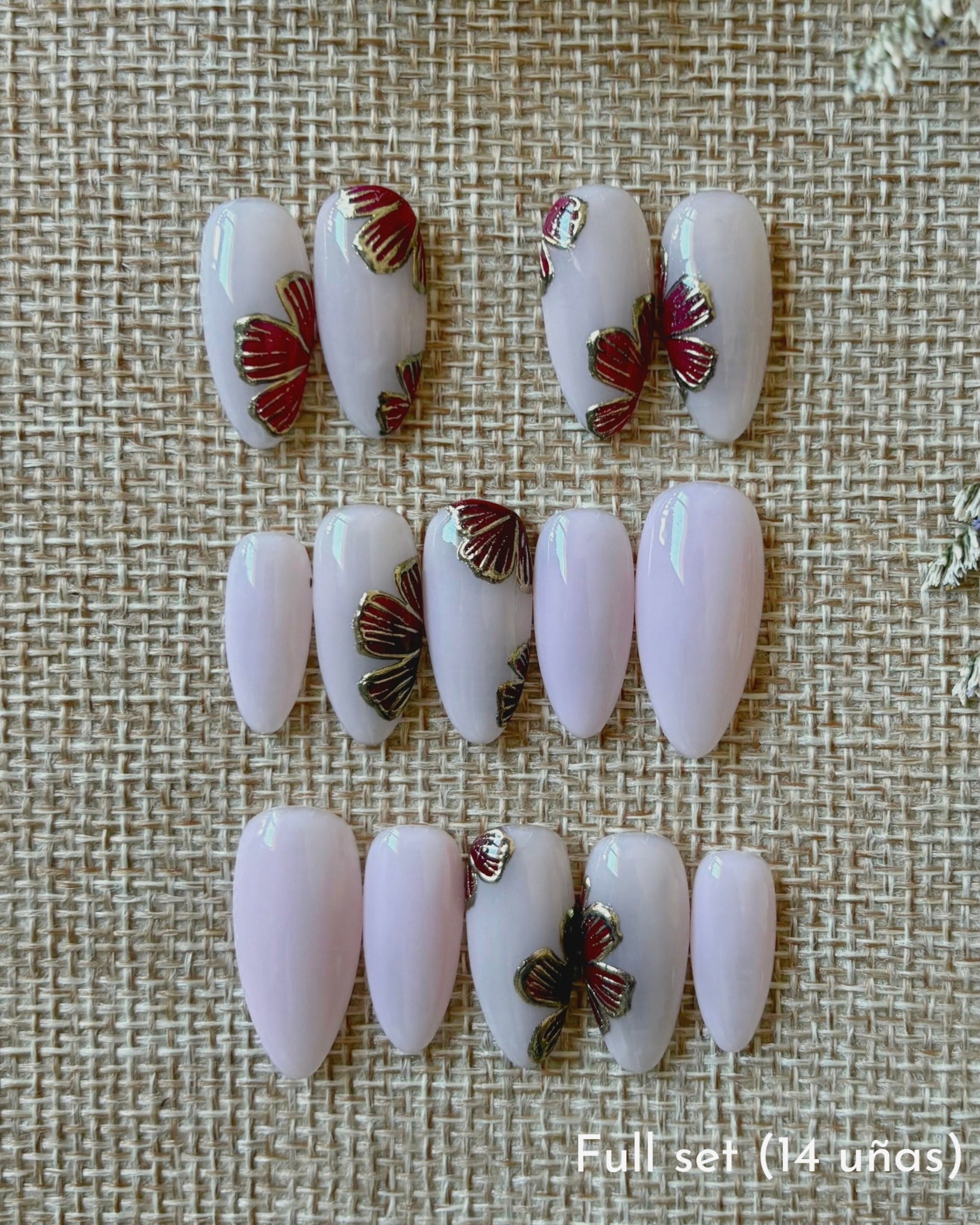 full set de 14 uñas press-on nudes con flores en color marrón y vino combinables y contorno dorado cromático