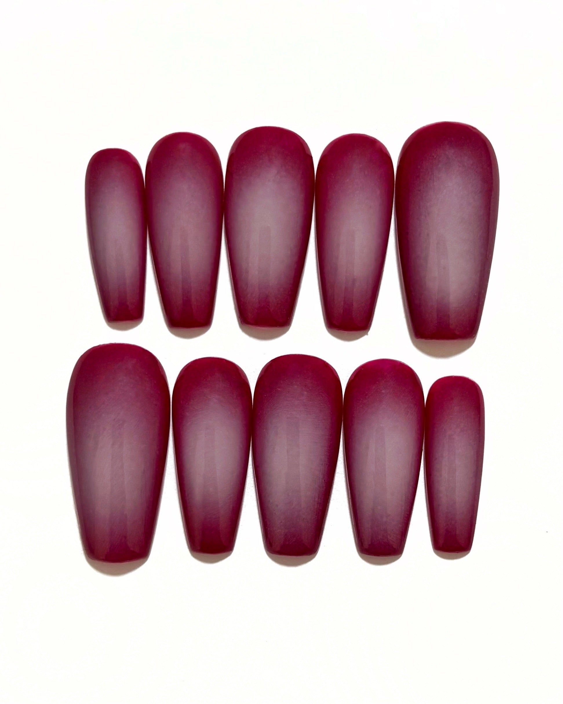 set de uñas press-on burdeos con degradado aura en el centro de color beige hecho con aerógrafo