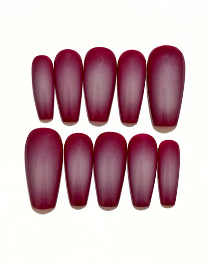 set de uñas press-on burdeos con degradado aura en el centro de color beige hecho con aerógrafo