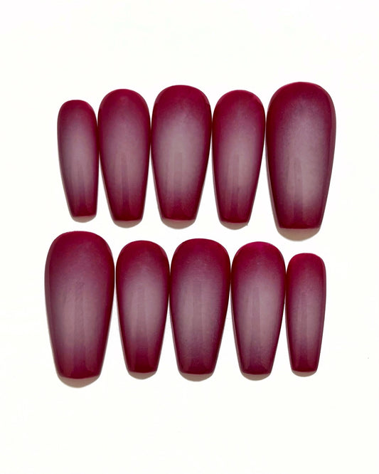 set de uñas press-on burdeos con degradado aura en el centro de color beige hecho con aerógrafo