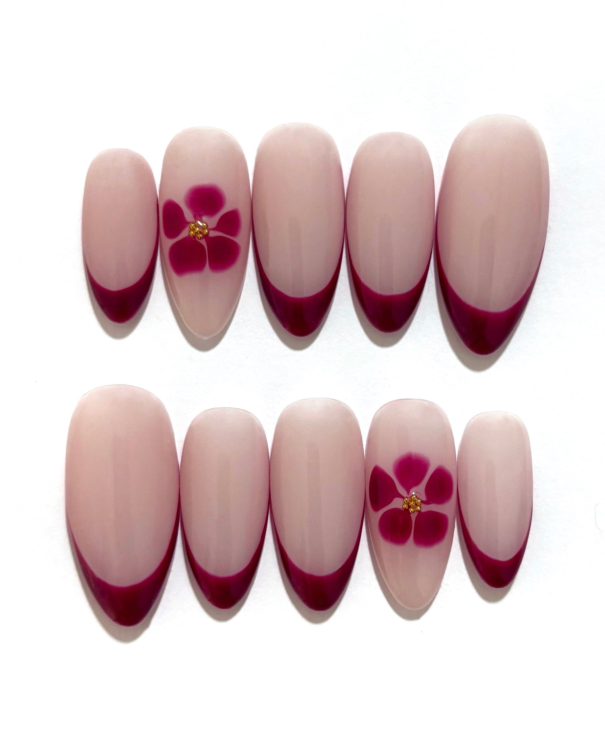 set de uñas press-on nudes con francesa burdeos y flor blooming con caviar dorado