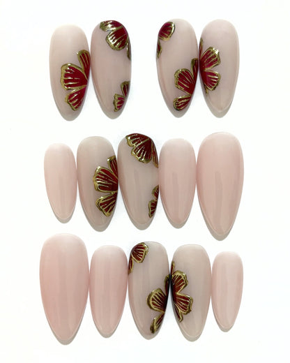 set de 14 uñas press-on nudes con flores combinables en color marrón y vino y contorno dorado cromático
