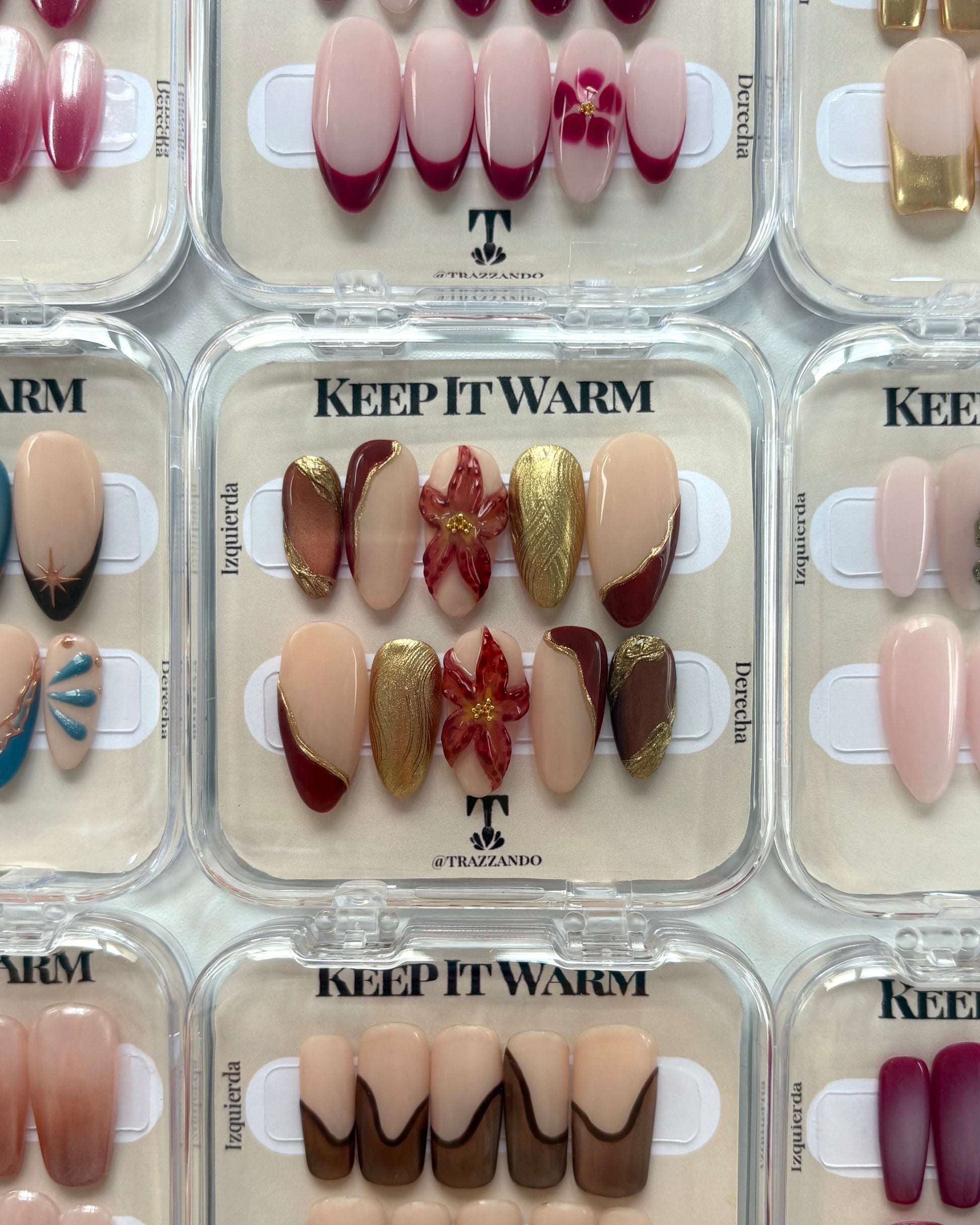 set de uñas press-on otoñal dorado y rojo burdeos con ojo de gato, cromático y flor 3D en su caja original colección keep it warm