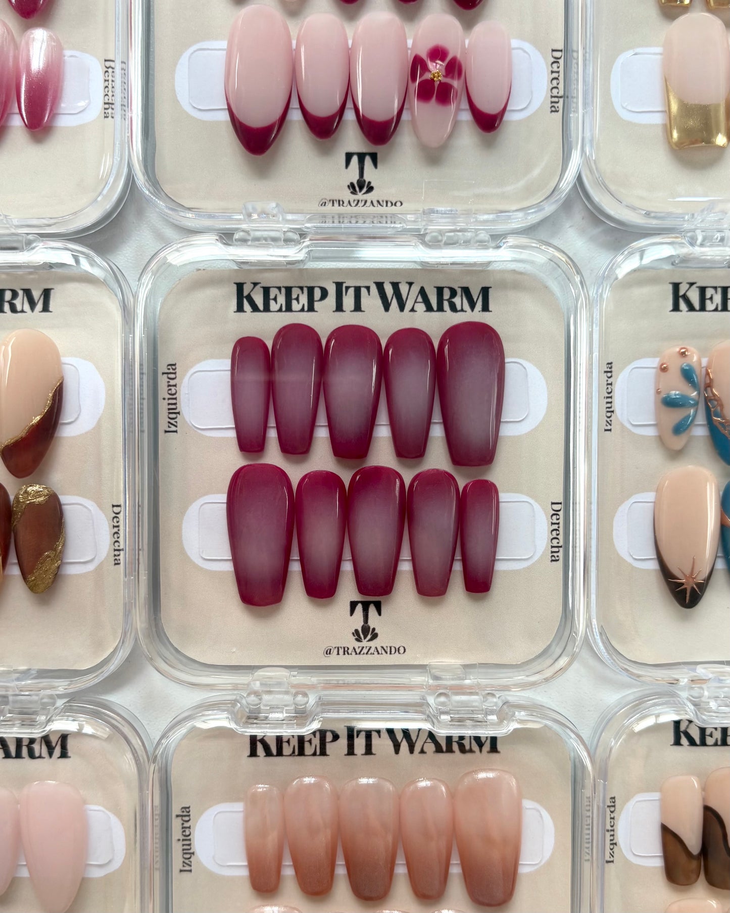 set de uñas press-on burdeos con degradado aura en el centro de color beige hecho con aerógrafo en su caja original colección keep it warm