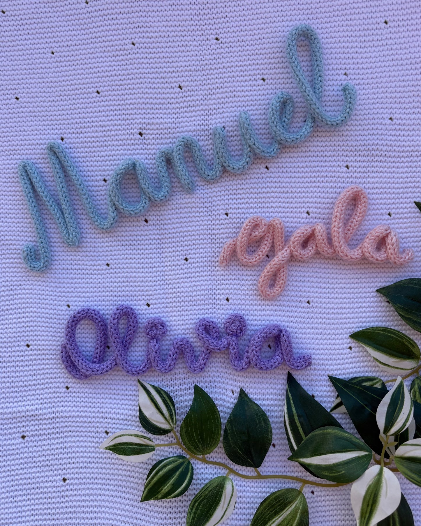 combo de 3 nombres personalizados infantíles en color lila azul y rosa tamaño pequeño y grande comparación