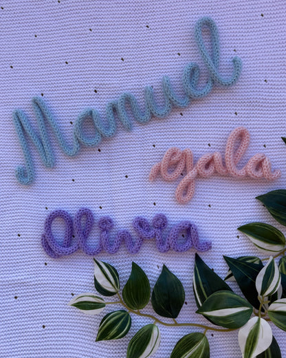 combo de 3 nombres personalizados infantíles en color lila azul y rosa tamaño pequeño y grande comparación