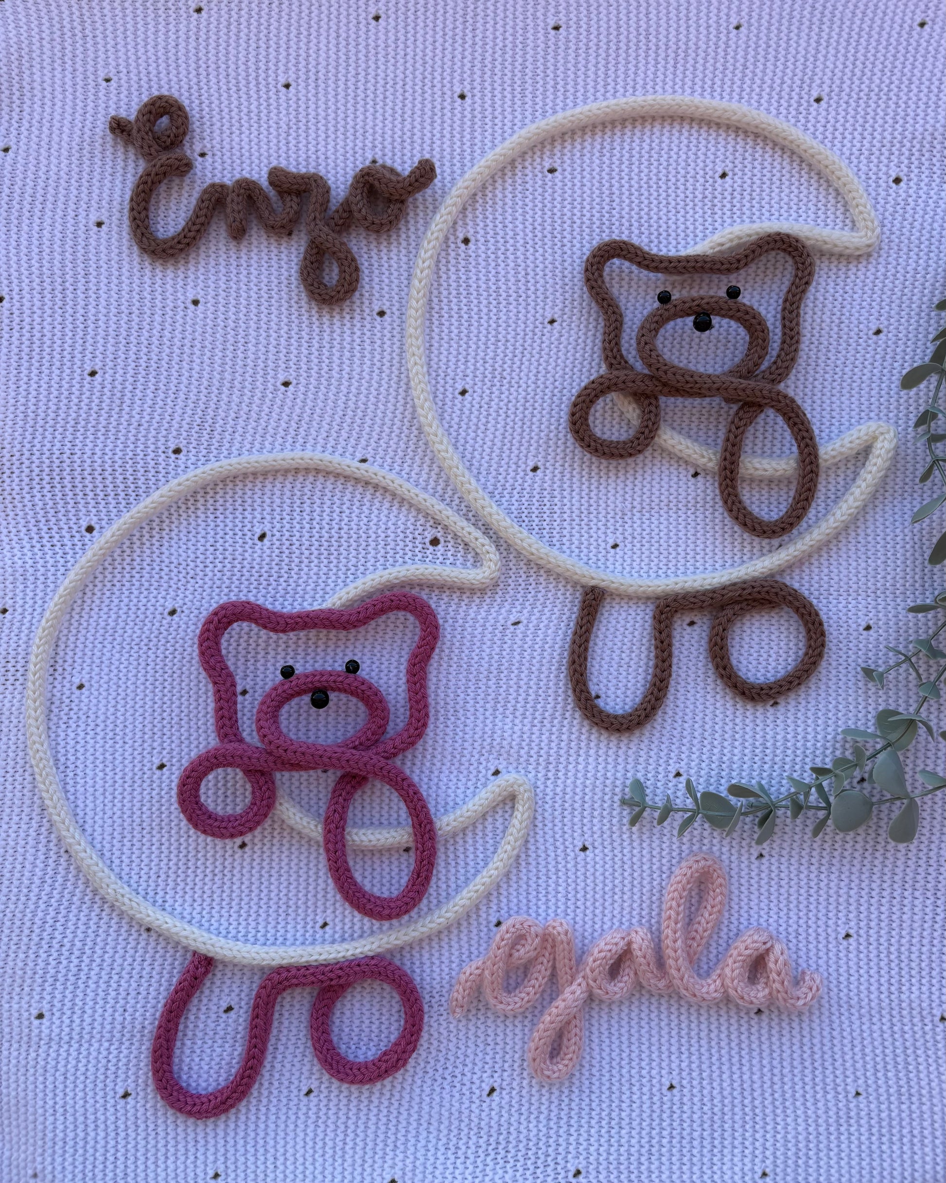 dos decoraciones de lana osito con luna y nombres personalizados con fondo blanco