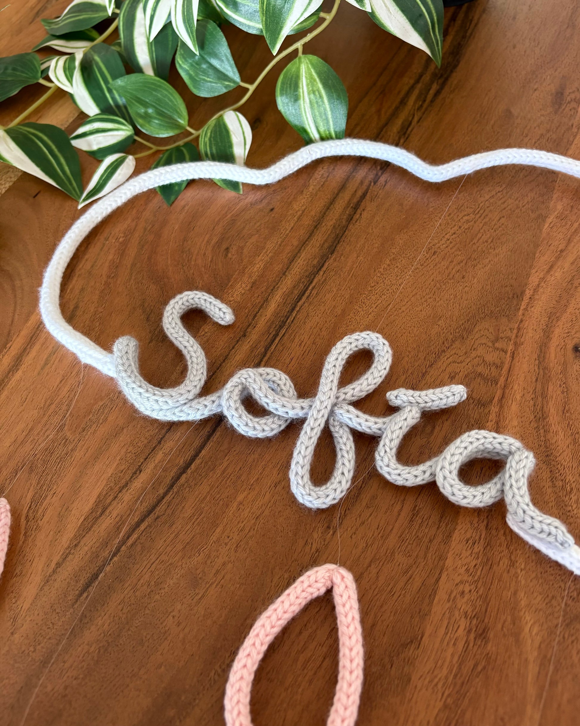 plano de cerca móvil decorativo de nube con gotas y nombre chica personalizado y planta