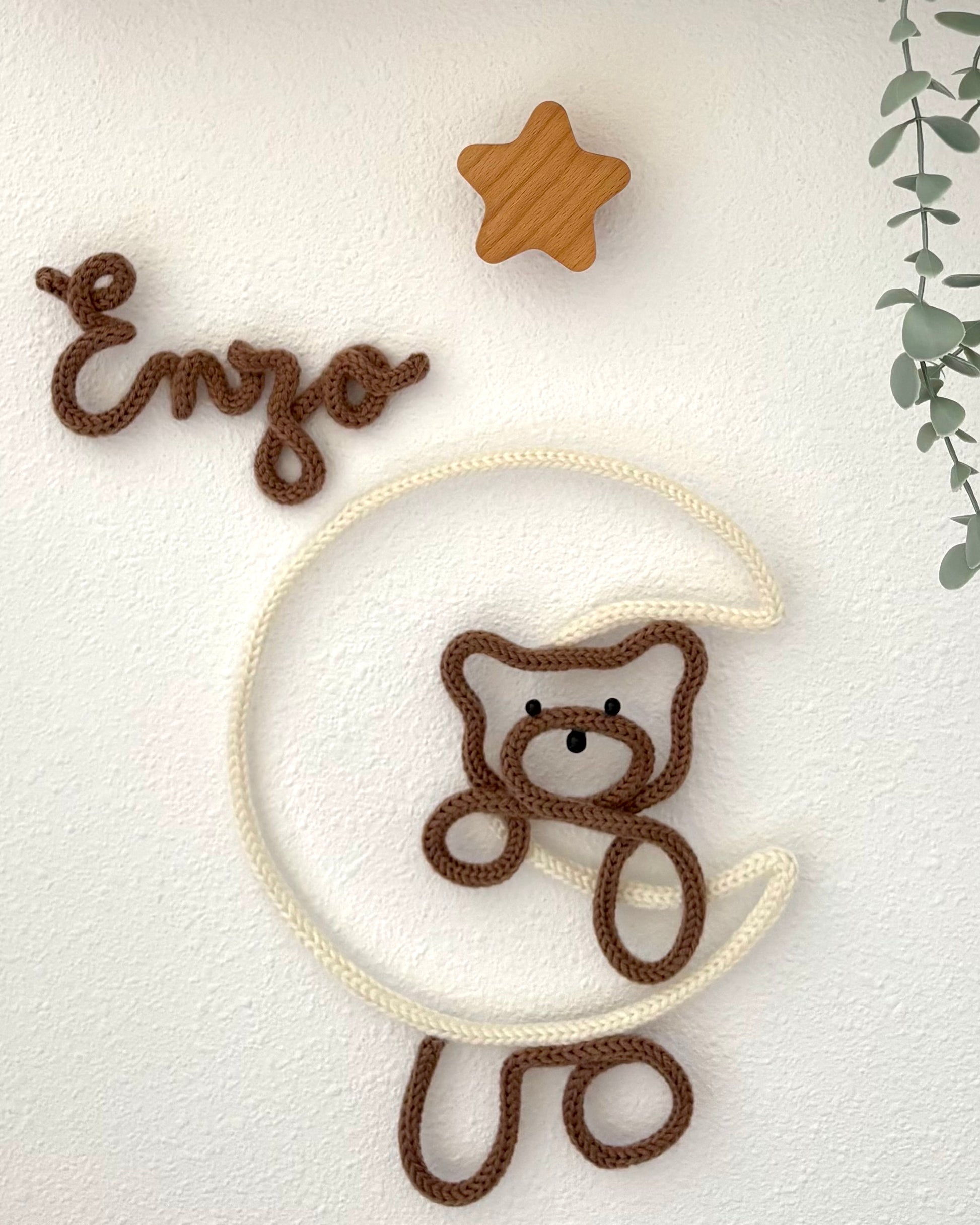 gancho estrella madera con luna y osito de tricotin lana con nombre personalizado