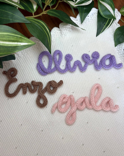 combo de 3 nombres personalizados infantíles en color lila marrón y rosa tamaño pequeño 