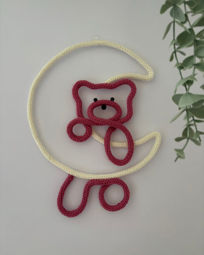decoración de lana osito con luna y nombre personalizado en rosa fondo blanco