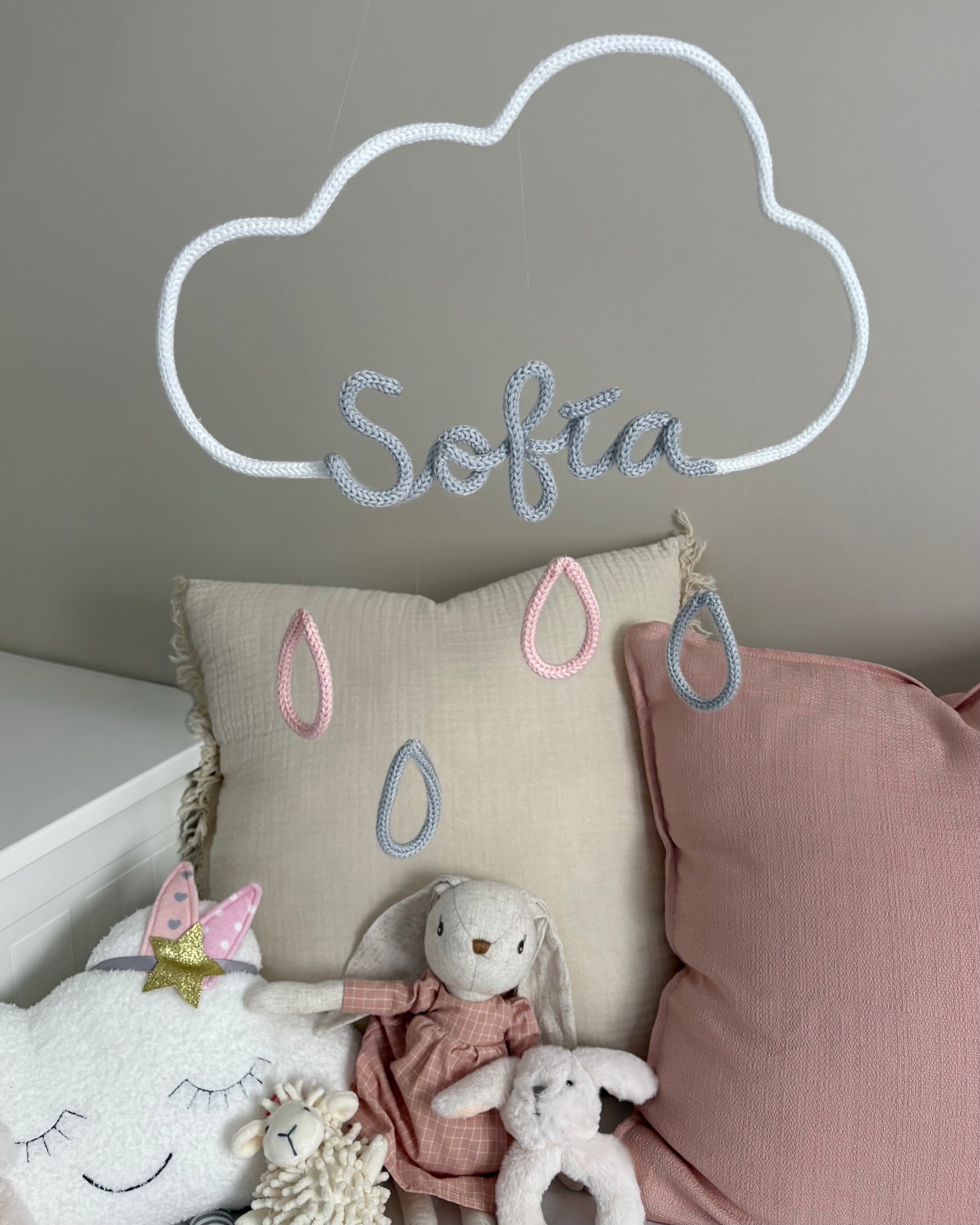 móvil decorativo de nube con gotas y nombre chica personalizado en cuarto de bebe 