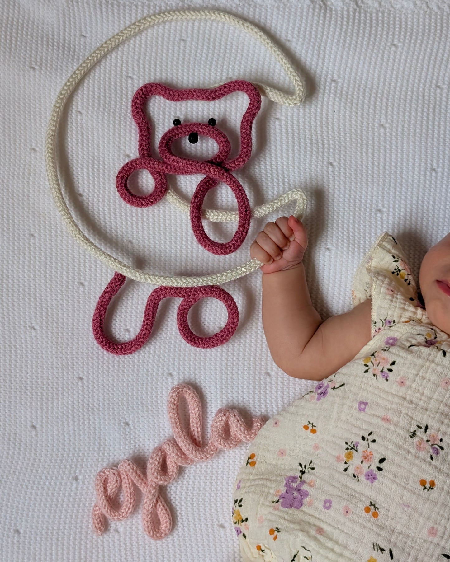 decoración de lana osito con luna y nombre personalizado con mano de bebe cogiendolo