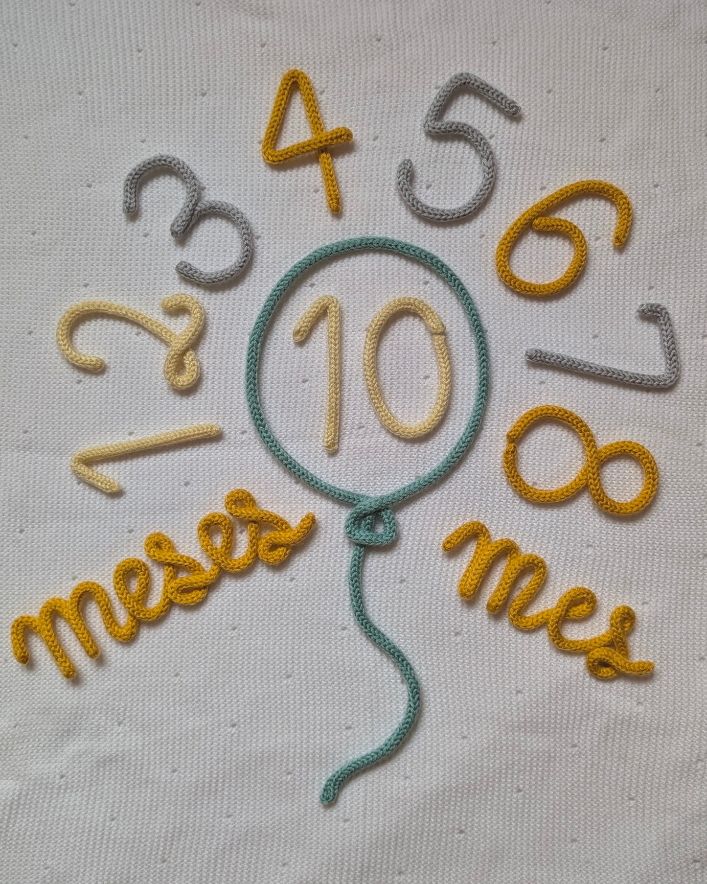 figura decorativa en lana globo 12 meses con todos los números