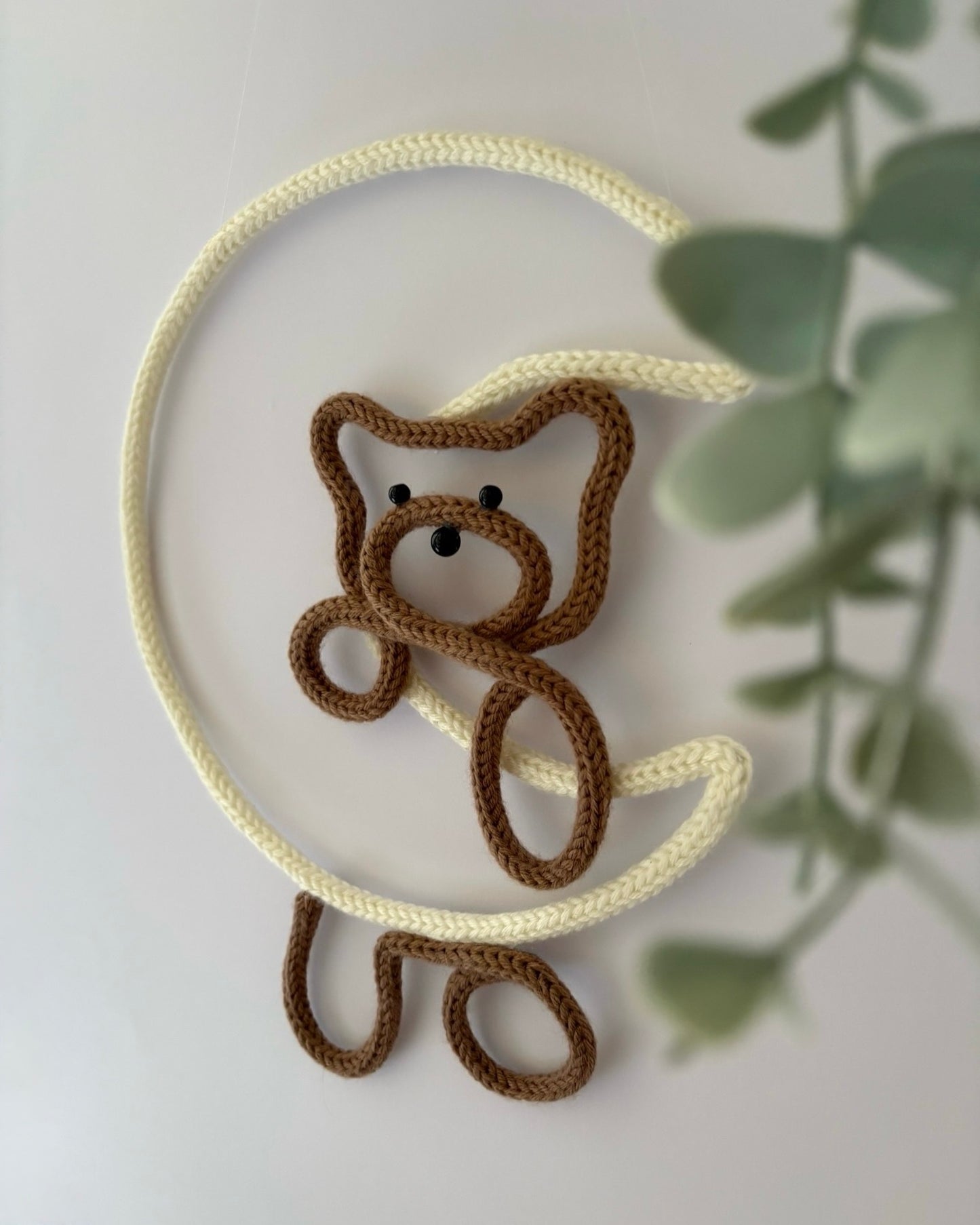 decoración de lana osito con luna y nombre personalizado marrón plano lateral