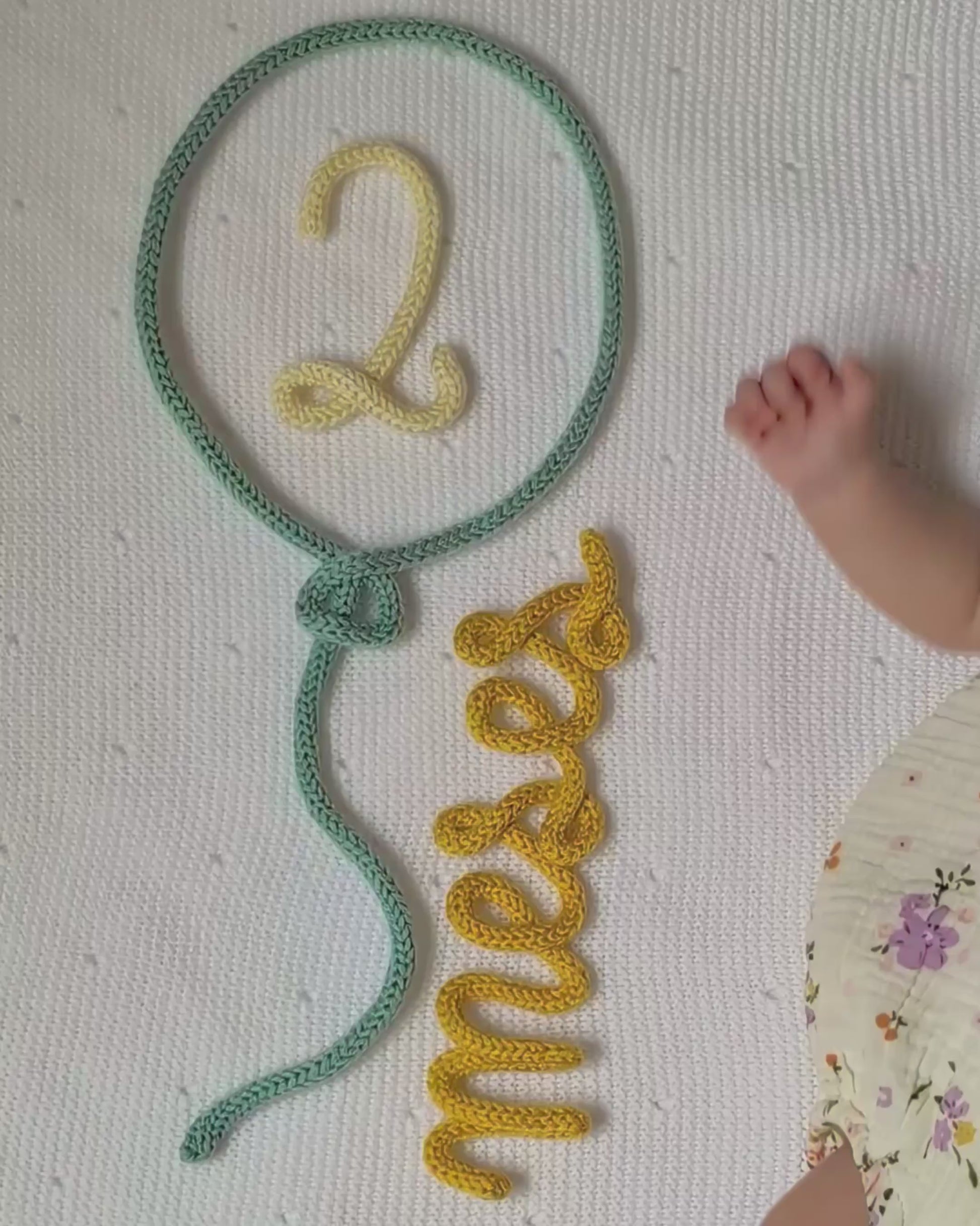 video de presentación del artículo figura decorativa en lana globo 12 meses