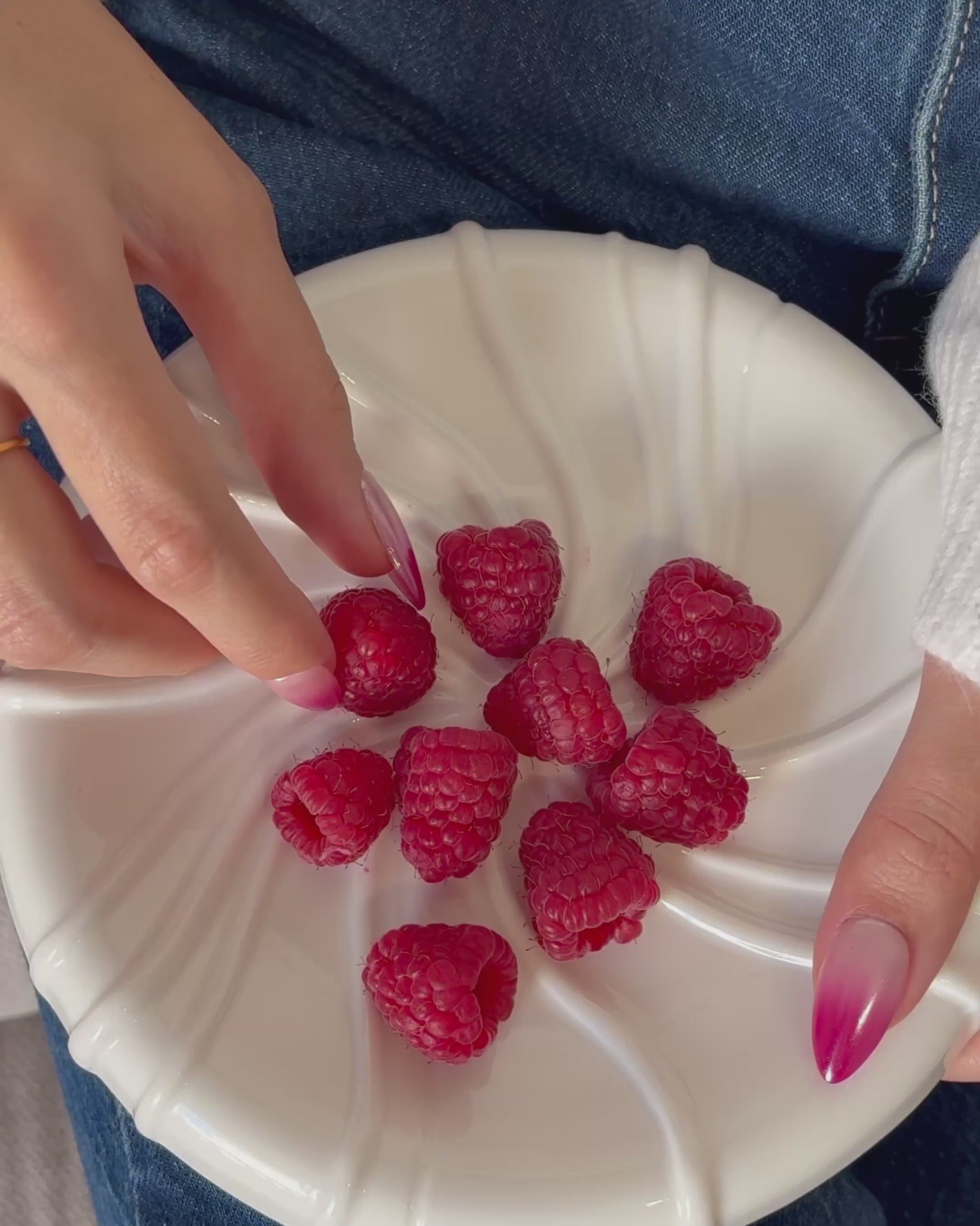 video de presentación set de uñas press-on efecto glazed/aurora babyboomer en color marrón o rosa muberry a elegir