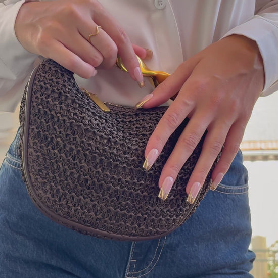 Video de presentacion set de uñas press-on nudes con francesa cromática dorada