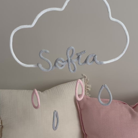 video de presentación del artículo de tricotin móvil decorativo de nube con gotas y nombres personalizados