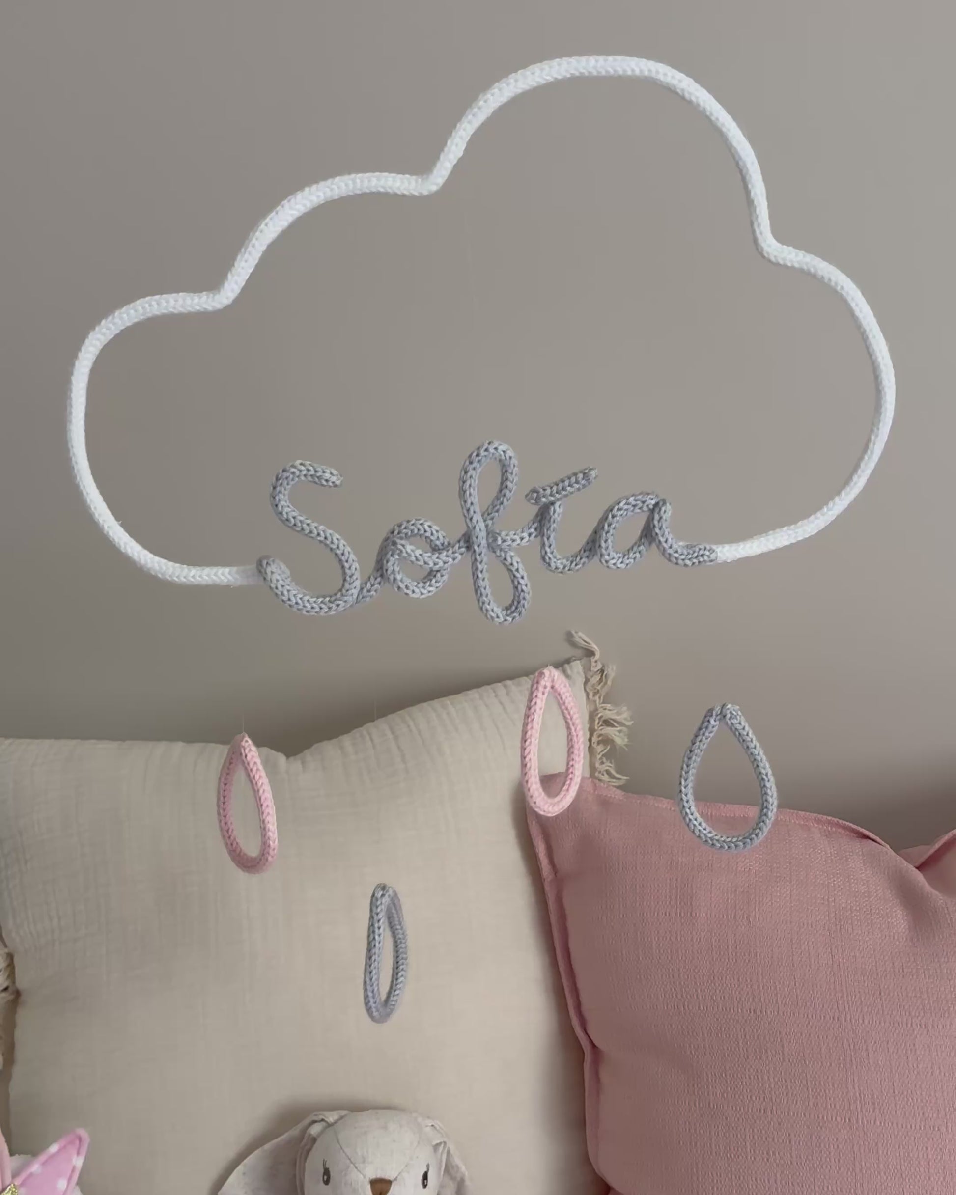 video de presentación del artículo de tricotin móvil decorativo de nube con gotas y nombres personalizados