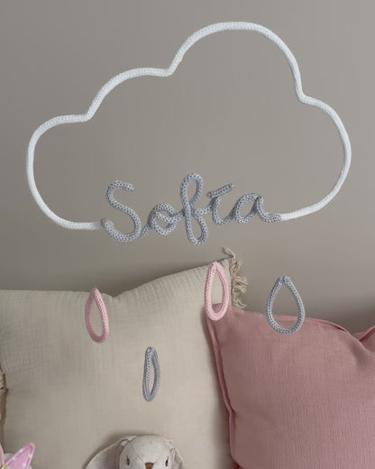 video de presentación del artículo de tricotin móvil decorativo de nube con gotas y nombres personalizados