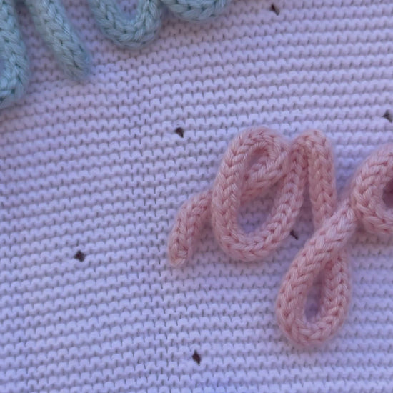 video de presentación combo de 3 nombres personalizados infantíles en color lila marrón azul y rosa tamaño pequeño y grande 