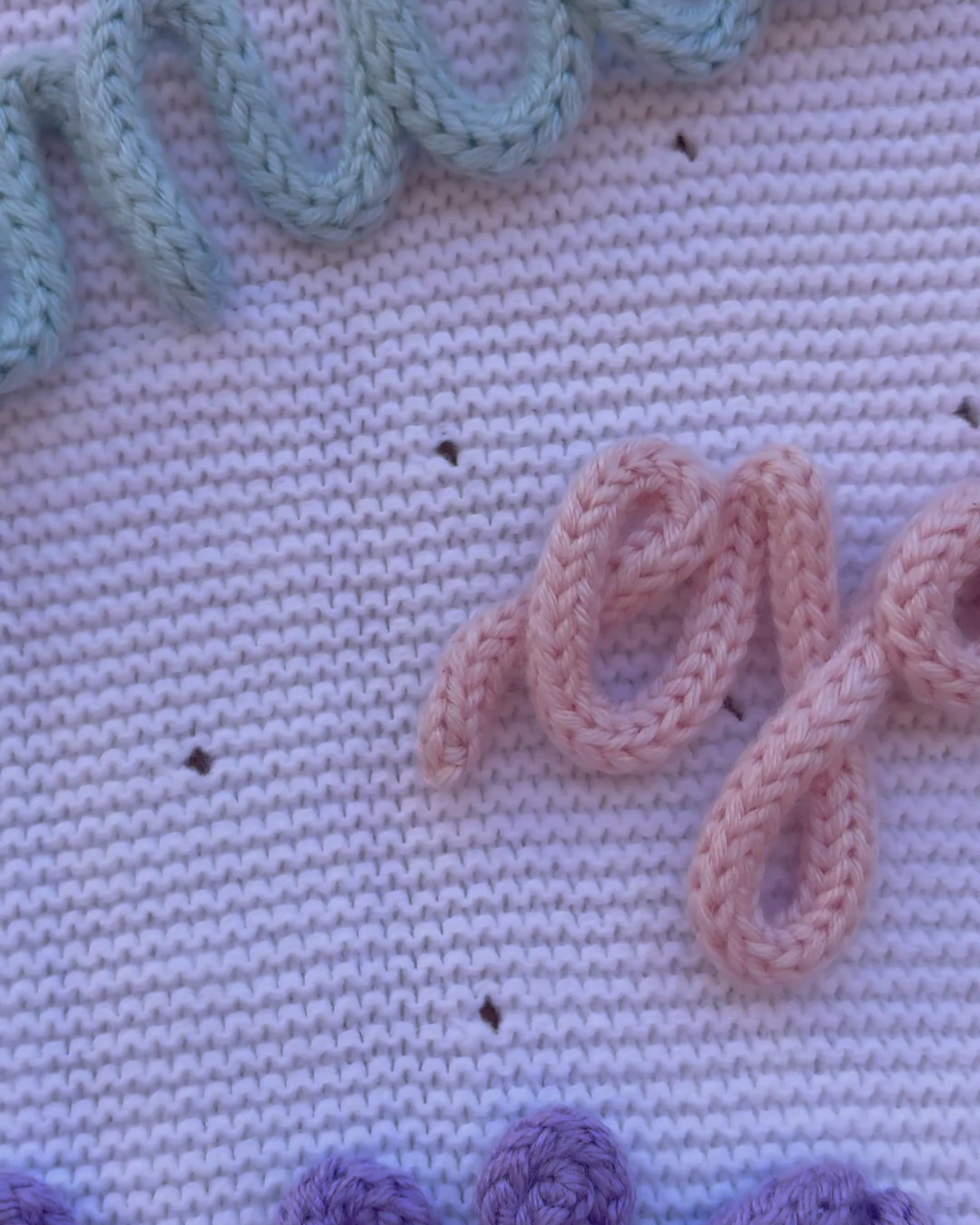 video de presentación combo de 3 nombres personalizados infantíles en color lila marrón azul y rosa tamaño pequeño y grande 