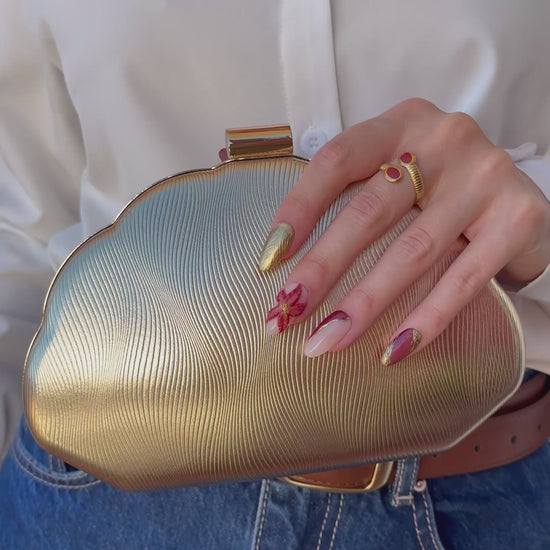 video de presentación set de uñas press-on otoñal dorado y rojo burdeos con ojo de gato, cromático y flor 3D