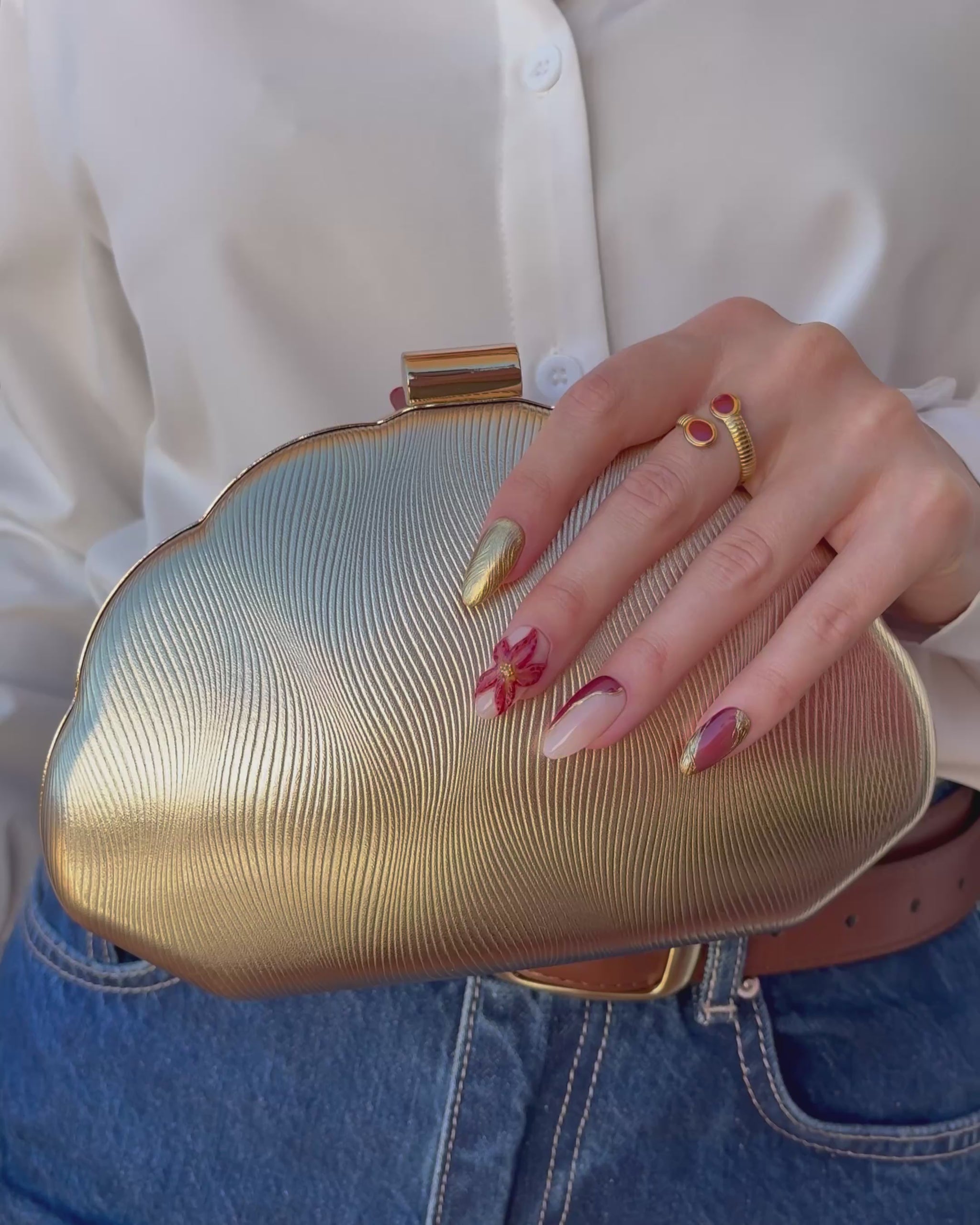 video de presentación set de uñas press-on otoñal dorado y rojo burdeos con ojo de gato, cromático y flor 3D