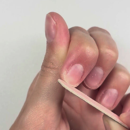 video explicativo de como pegar sus uñas press-on con pegamento